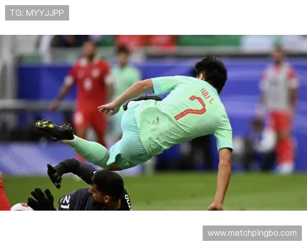 上海申花惨遭失利凸显内部矛盾，球迷愤怒质疑球队管理层能否挽救危机