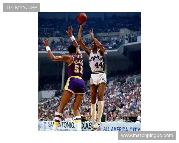 冰人乔治·格文无球跑动撕裂防线，高效得分改变进攻结构